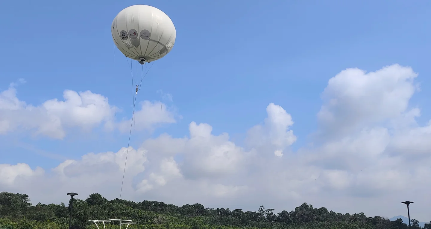 系留浮空器在晴空下升空的测试现场